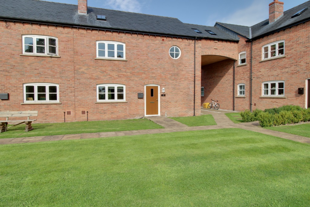 4 bedroom Semi-Detached House To Let