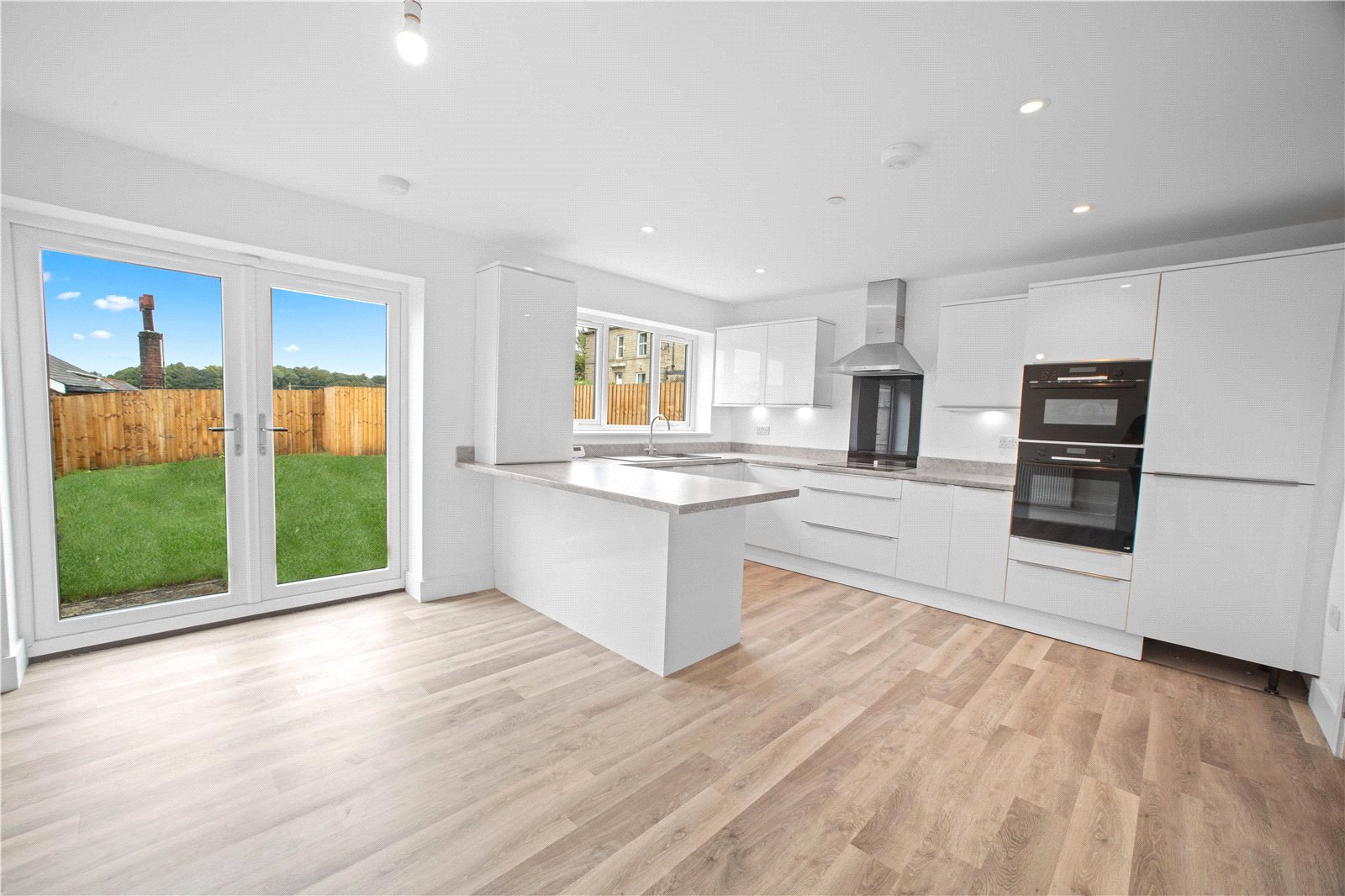3 bedroom Semi-Detached House SSTC