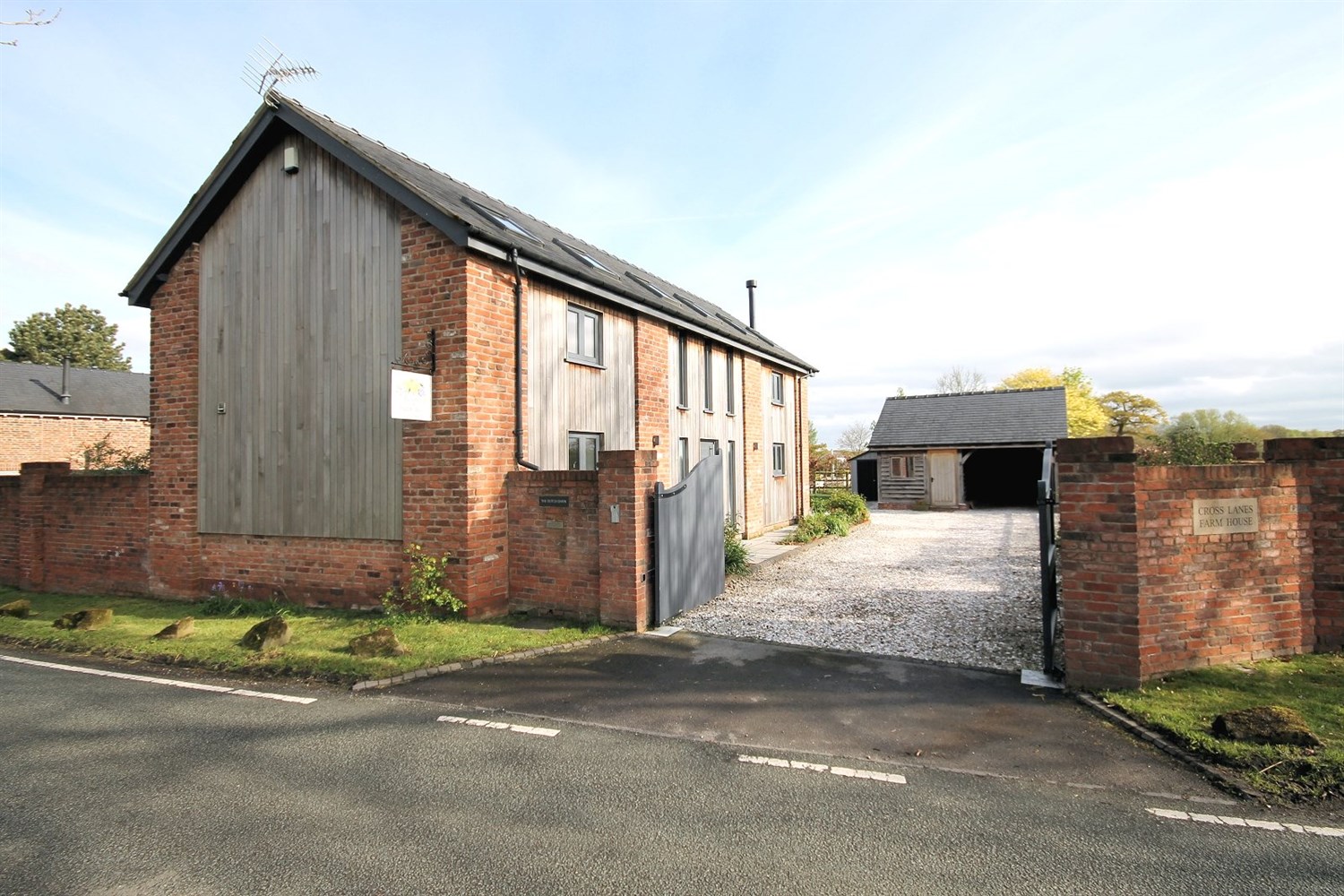 4 bedroom Semi-detached house SSTC