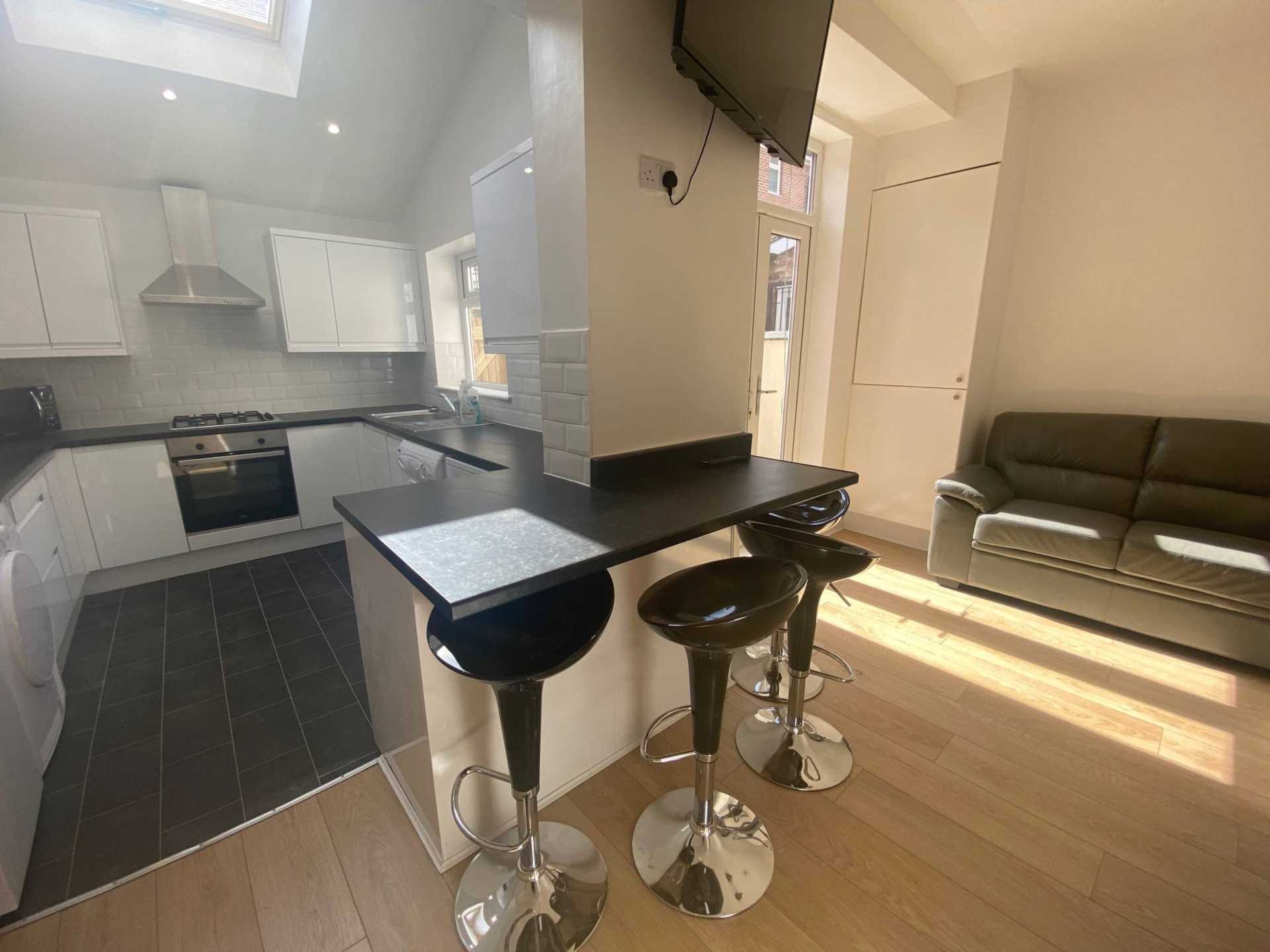 5 bedroom Semi-Detached Let