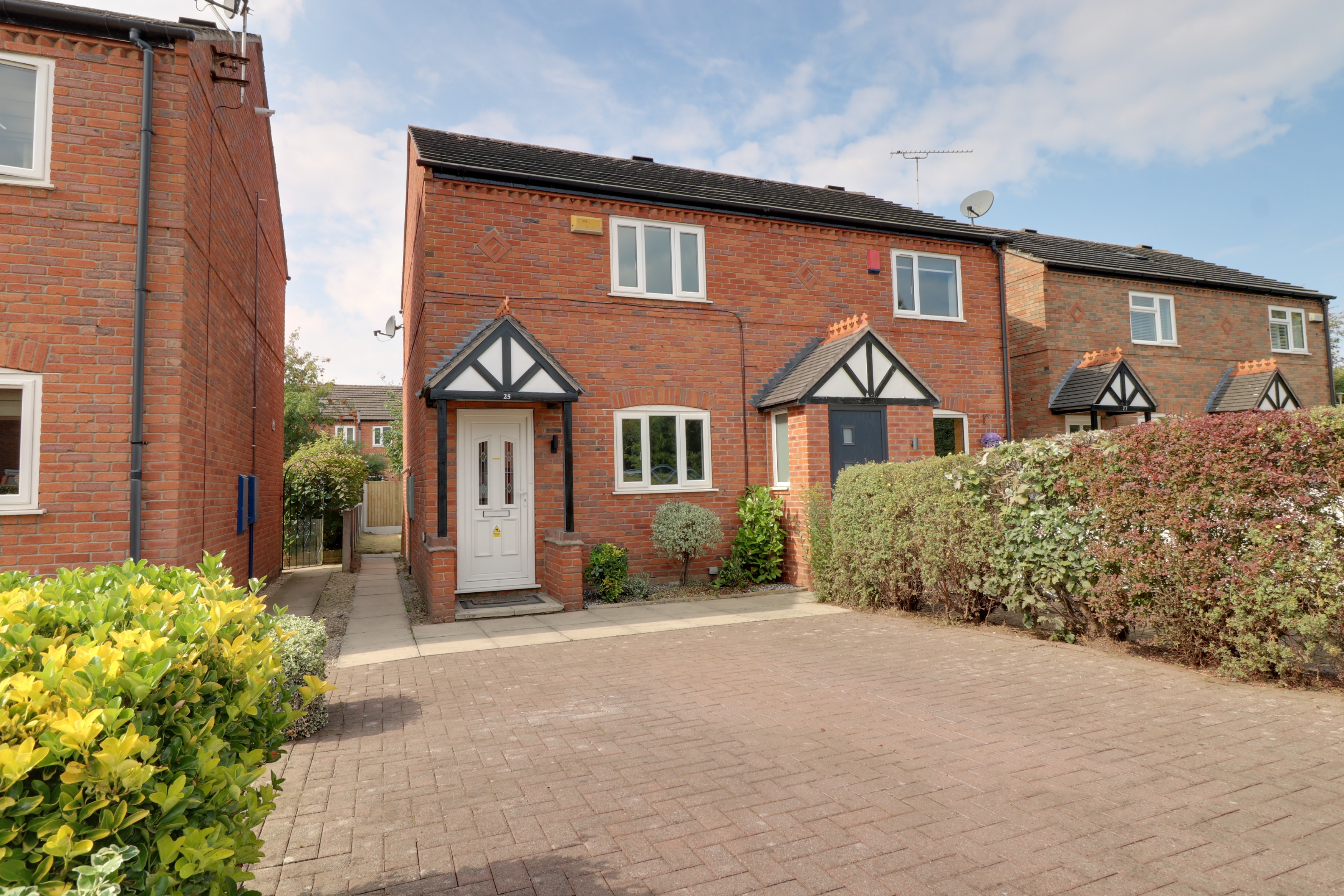 2 bedroom Semi-Detached House Let agreed