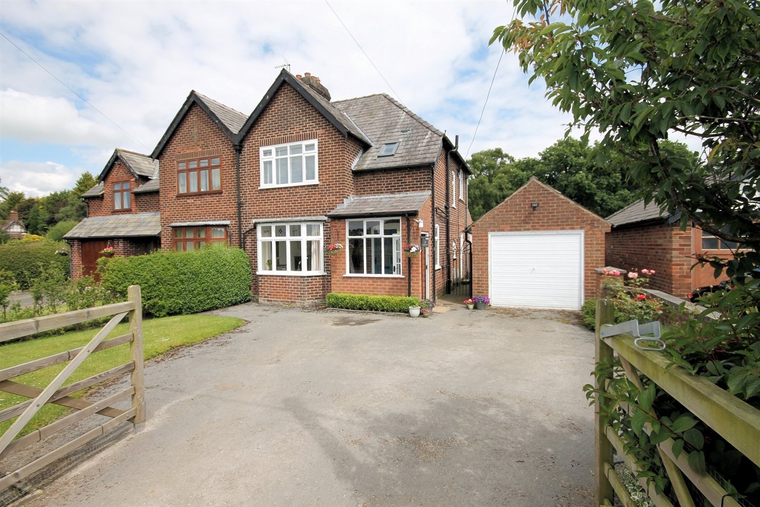 3 bedroom Semi-detached house Sold