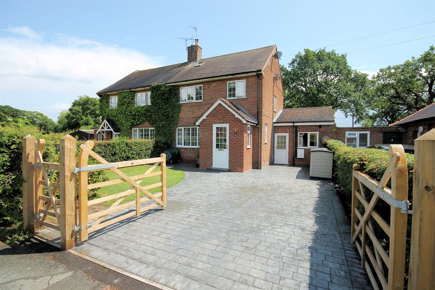 3 bedroom Semi-detached house Sold