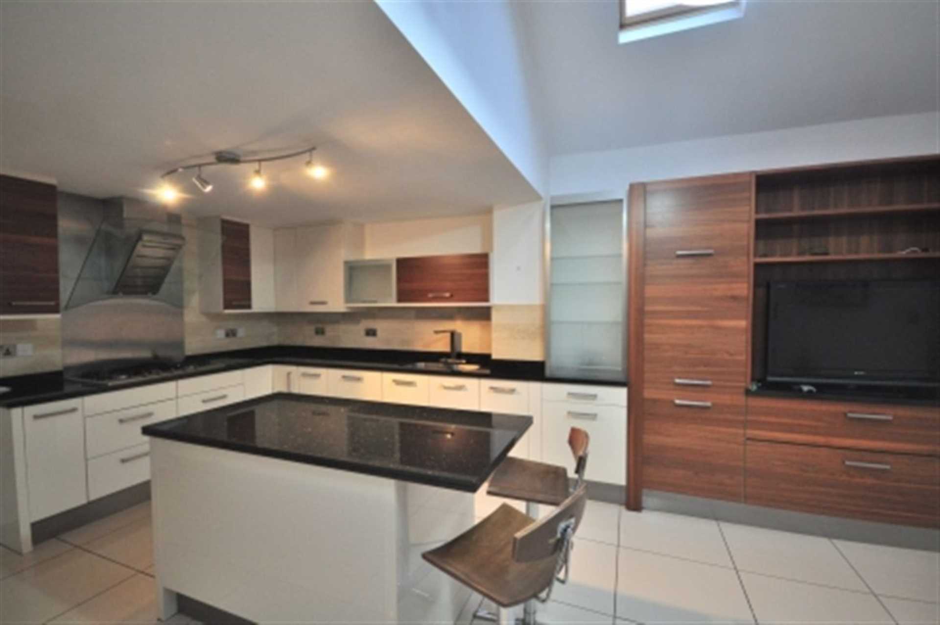 6 bedroom Semi-Detached Let
