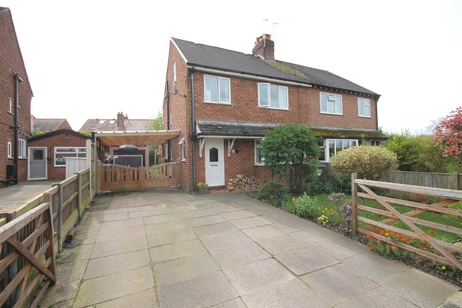 4 bedroom Semi-Detached House SSTC