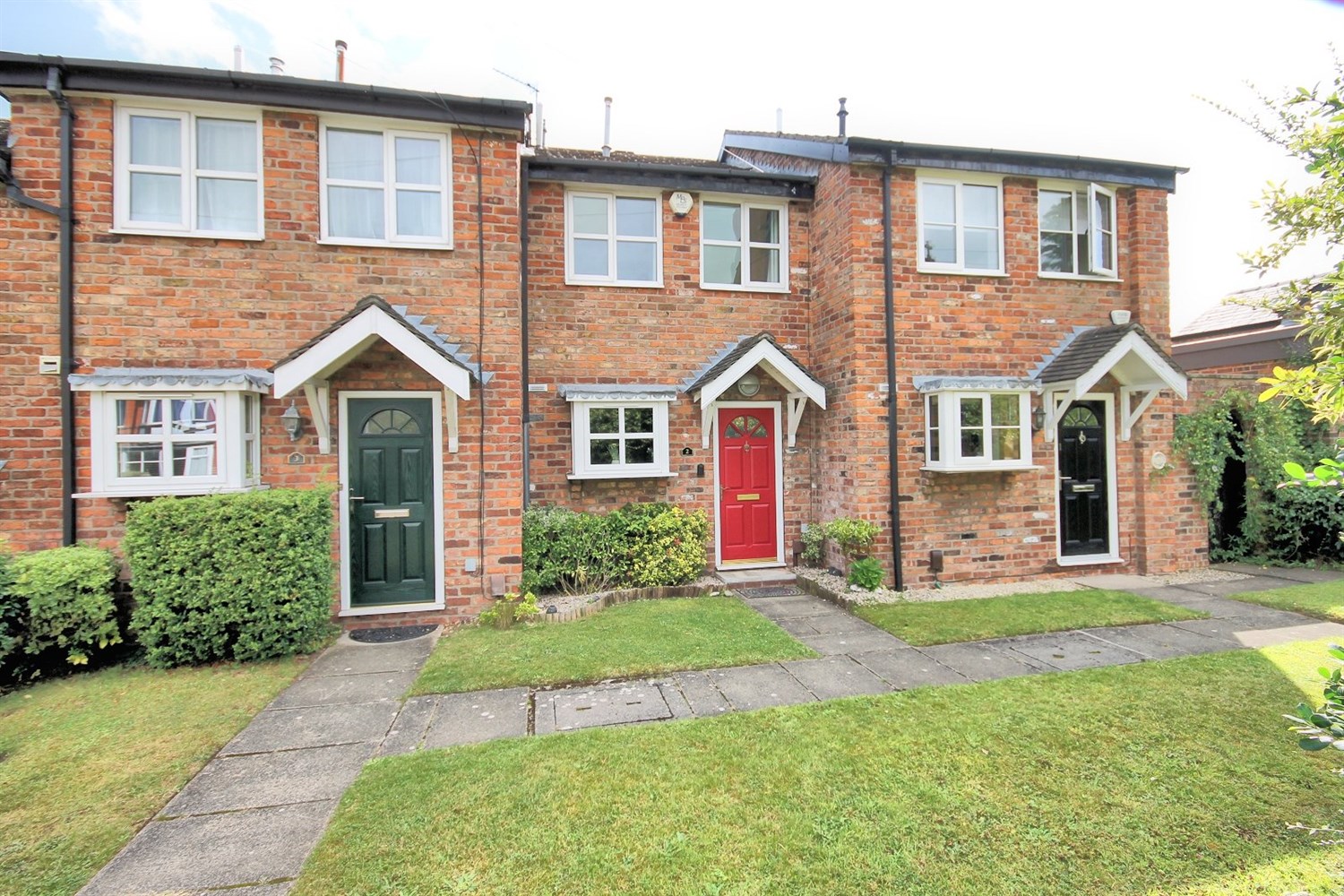2 bedroom Terraced House SSTC