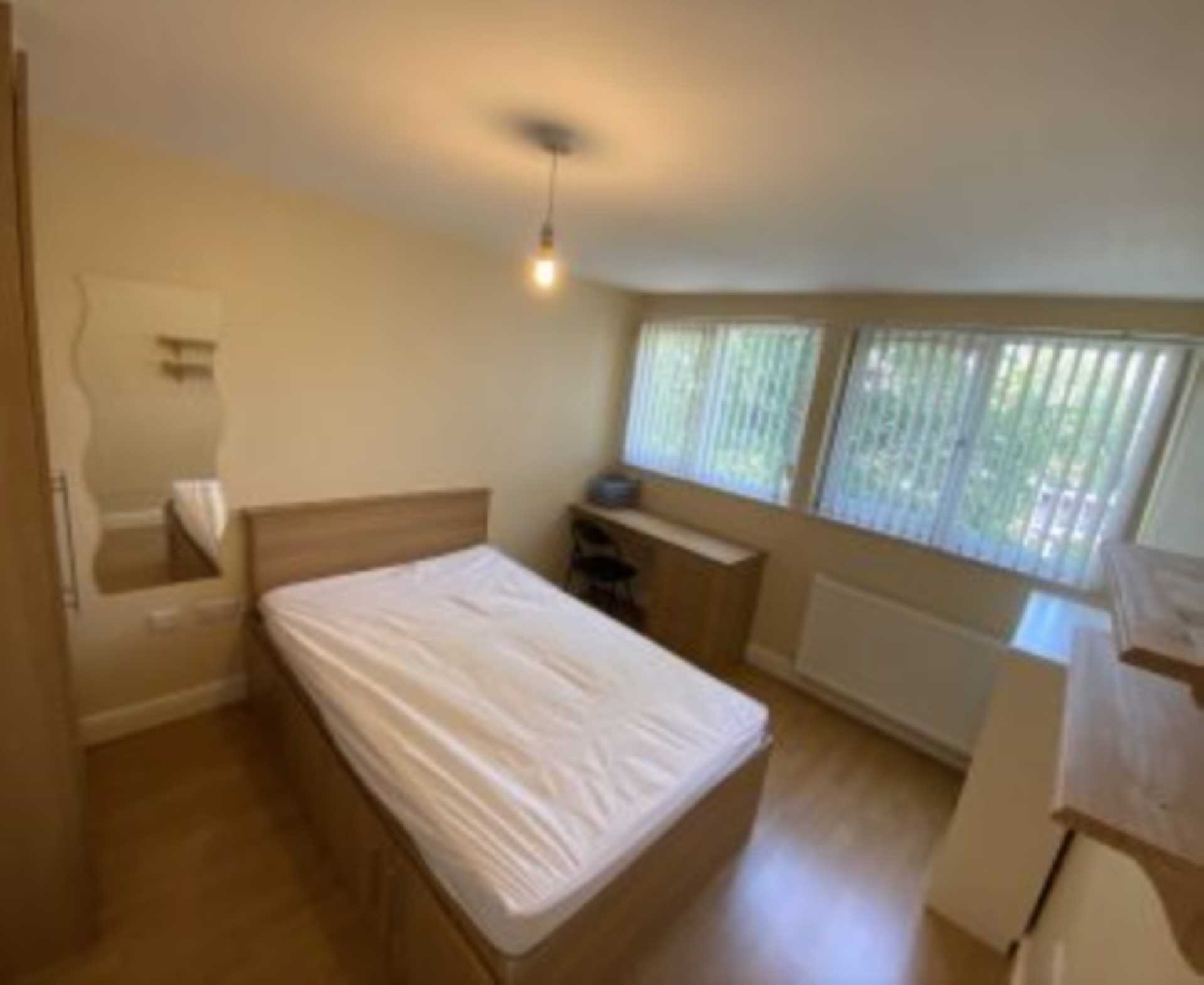 5 bedroom Apartment To Let
