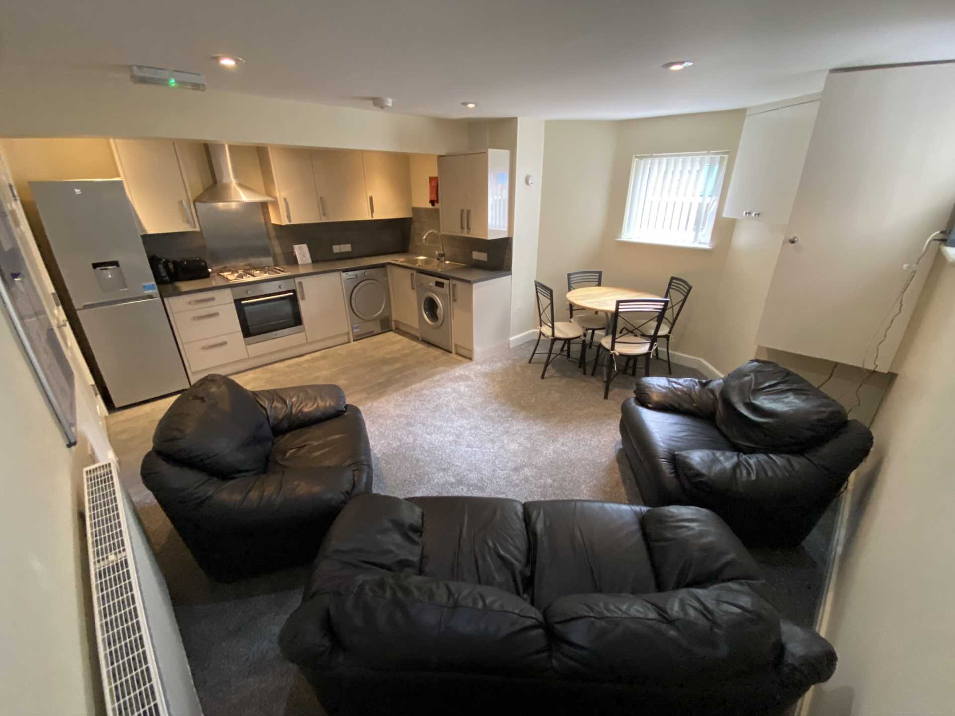 3 bedroom Apartment To Let