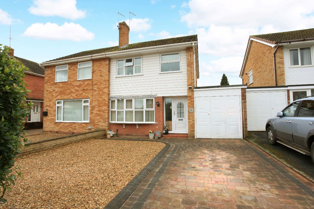 3 bedroom Semi-detached house Under Offer