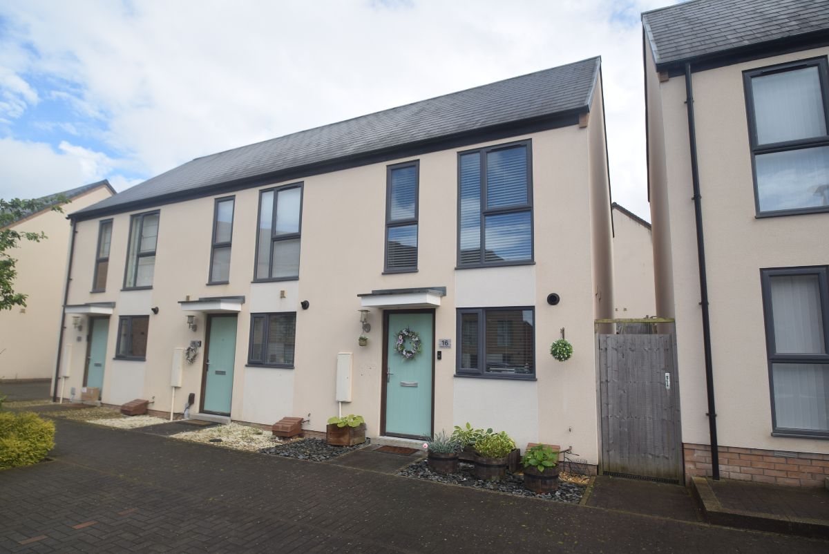2 bedroom Semi-detached house SSTC