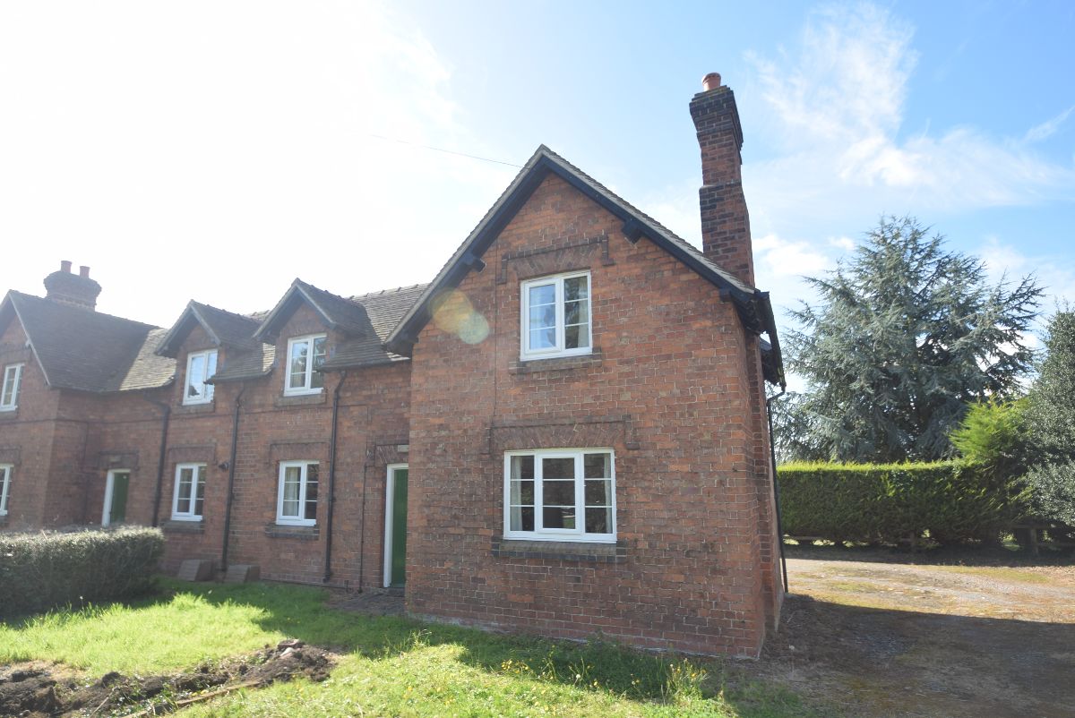 3 bedroom Semi-detached house Let Agreed
