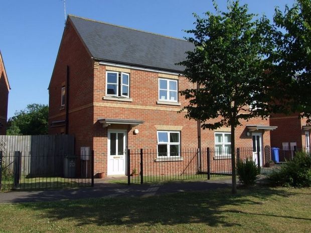3 bedroom Semi-Detached To Let
