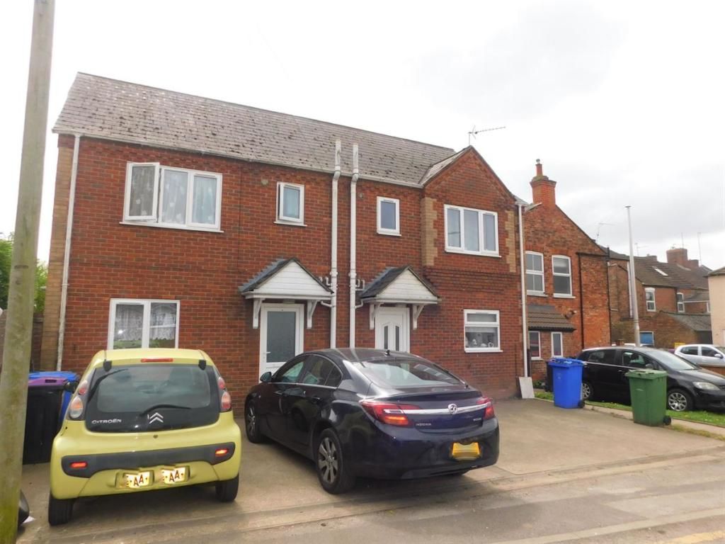 2 bedroom Semi-Detached To Let