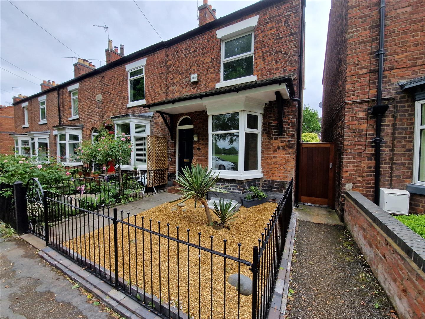 2 bedroom Terraced House To Let