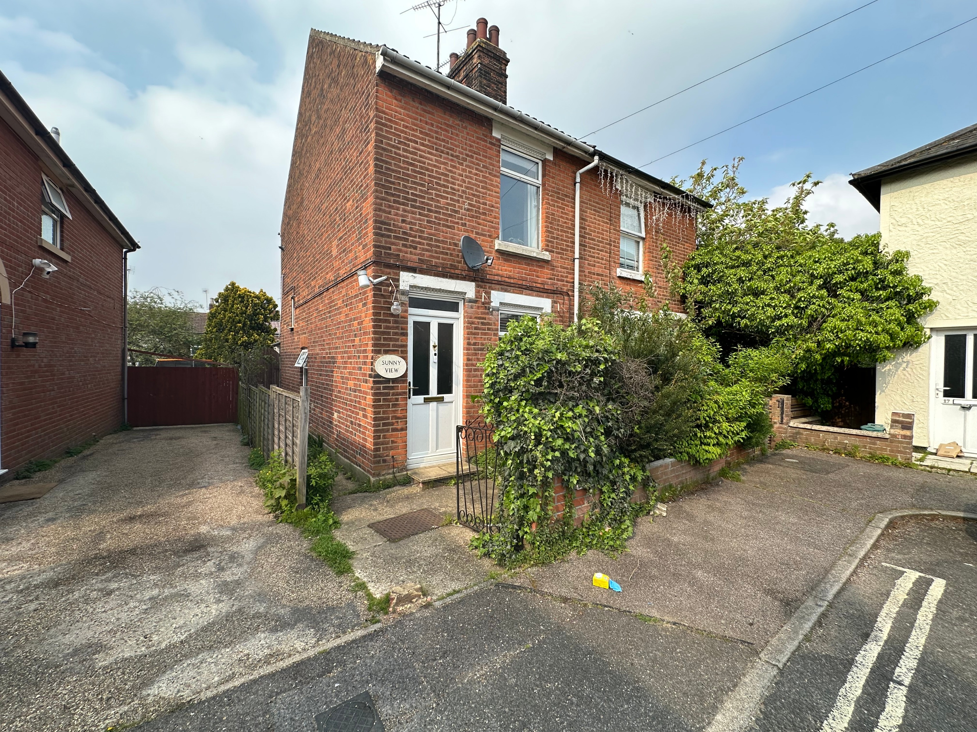 2 bedroom Semi-Detached House To Let