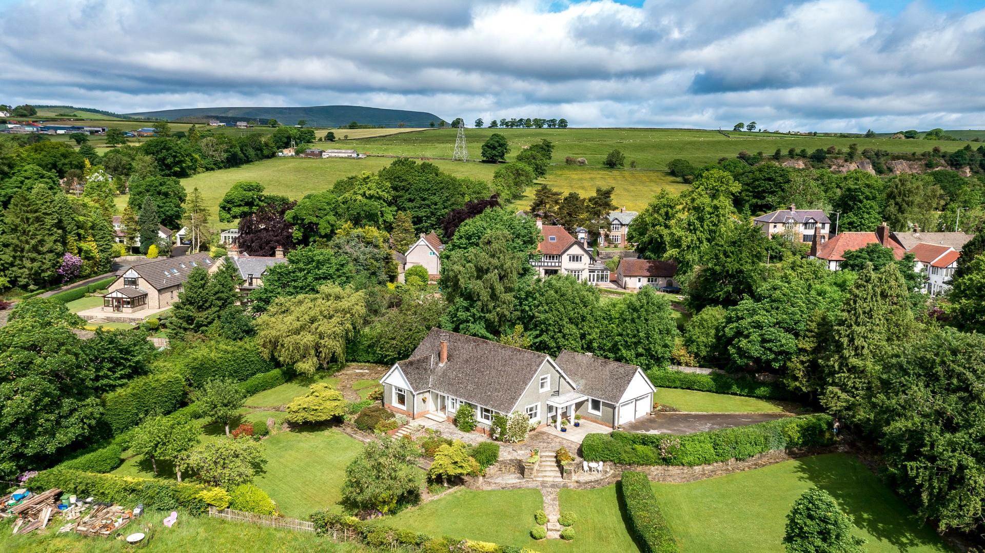 6 bedroom Detached Under Offer