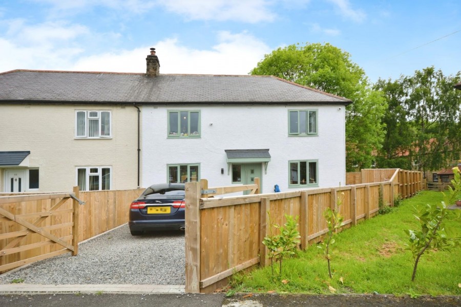 4 bedroom Semi-Detached House To Let