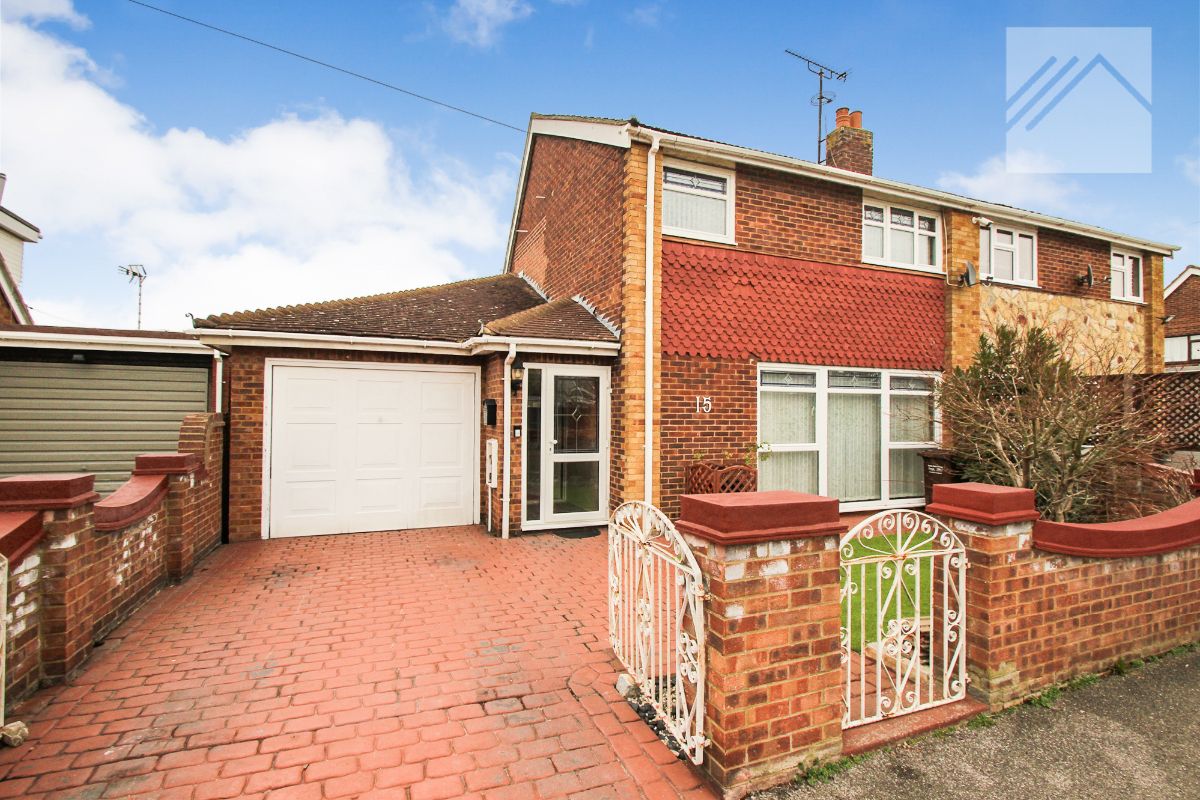 3 bedroom Semi-detached house Under Offer
