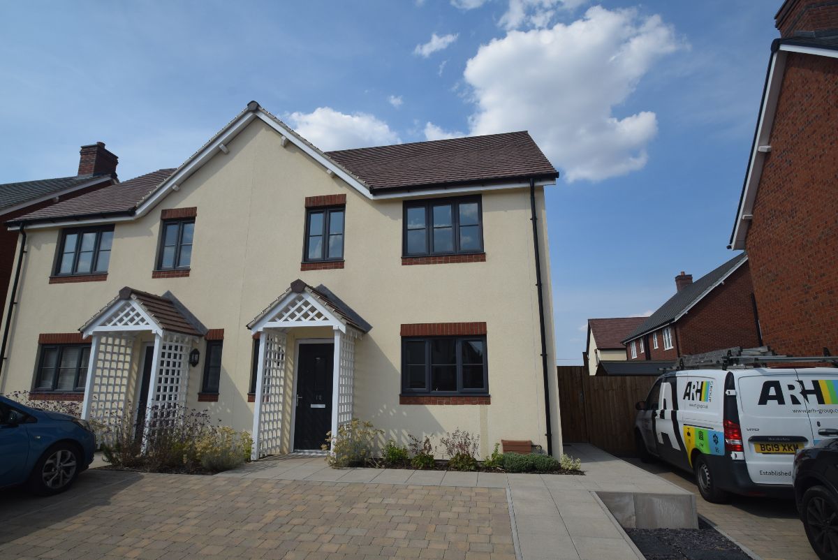 3 bedroom Semi-detached house To Let