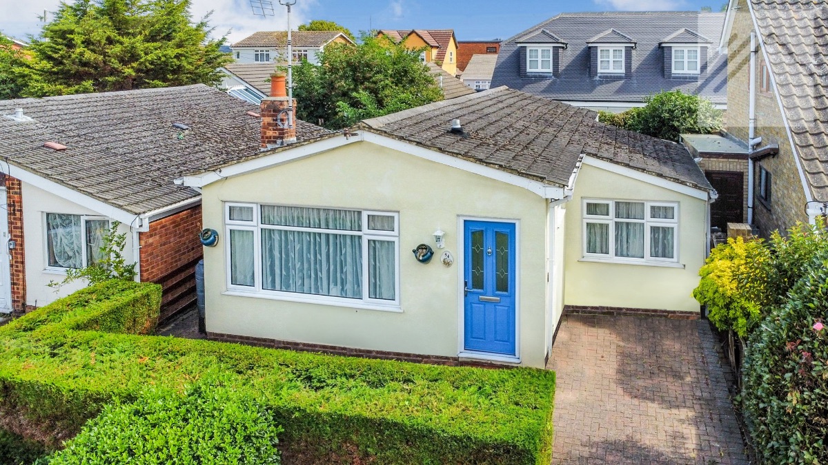 2 bedroom Detached bungalow Under Offer