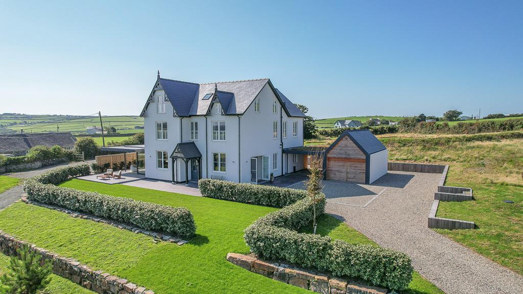 6 bedroom Detached For Sale