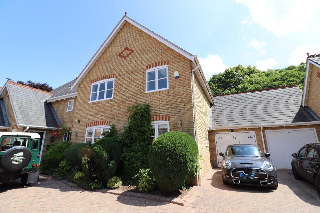 3 bedroom Semi-Detached To Let