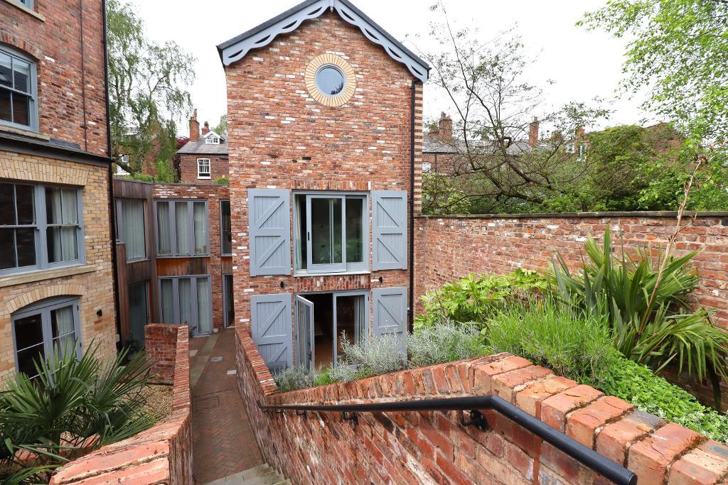 3 bedroom Semi-Detached To Let