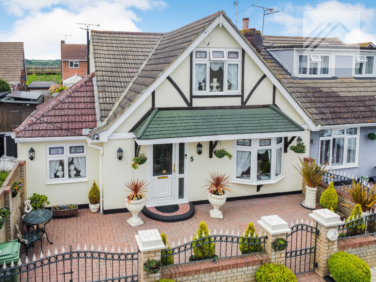 3 bedroom Semi-detached house Under Offer