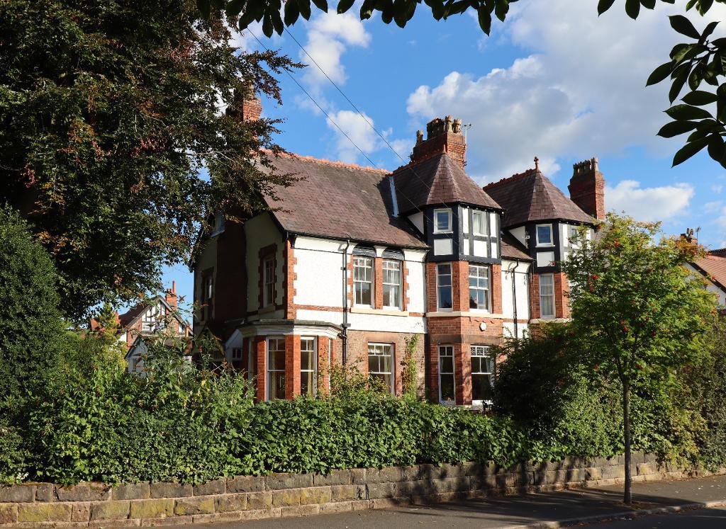 6 bedroom Semi-Detached For Sale