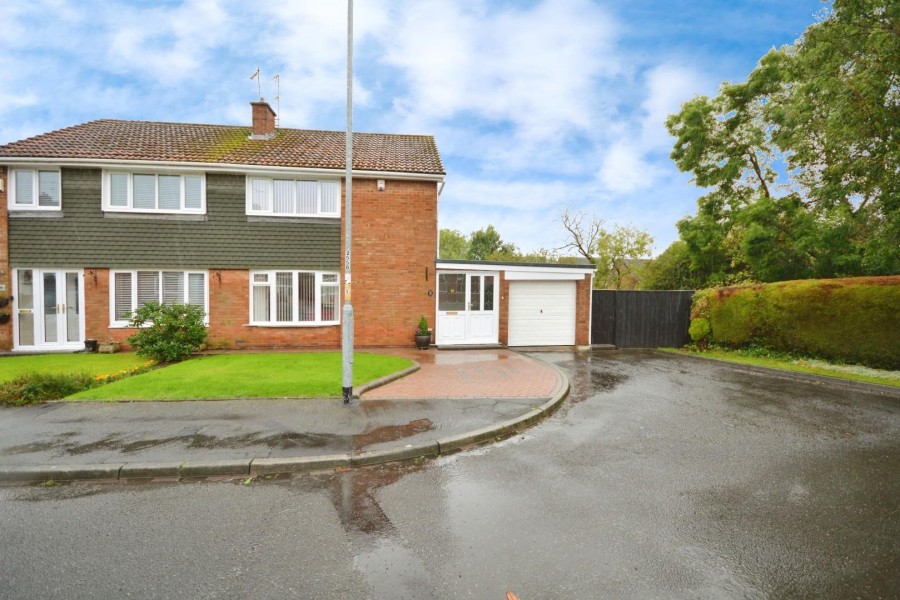 3 bedroom Semi-Detached House For Sale