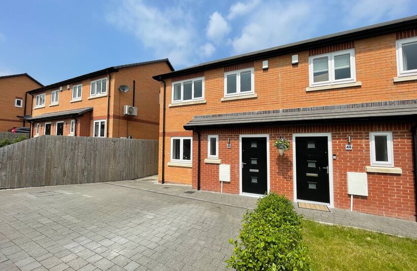 3 bedroom Semi-detached house For Sale