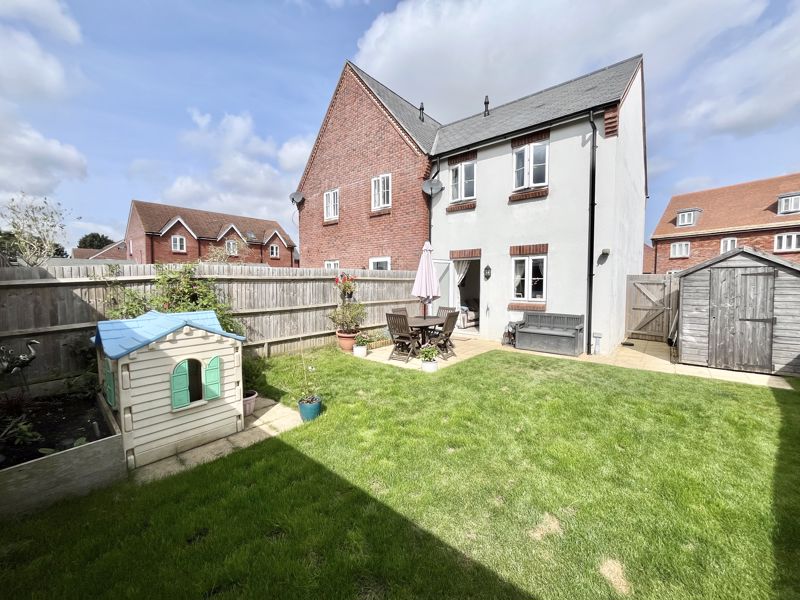 2 bedroom Semi-detached house Sold