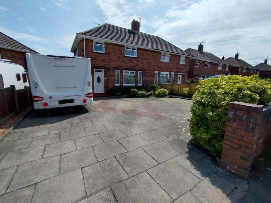 3 bedroom Semi-Detached House SSTC