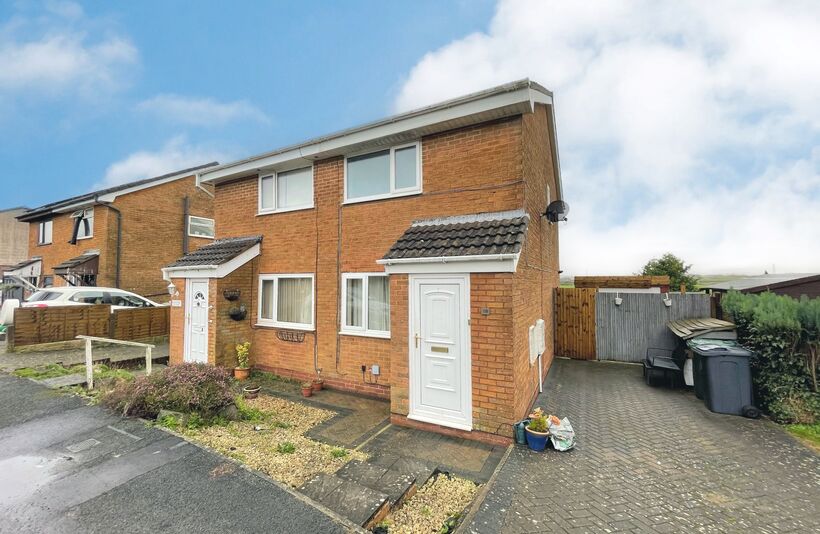 2 bedroom Semi-detached house SSTC