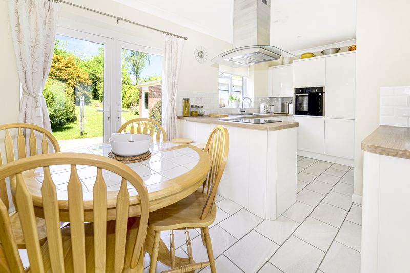 3 bedroom Semi-detached house Sold