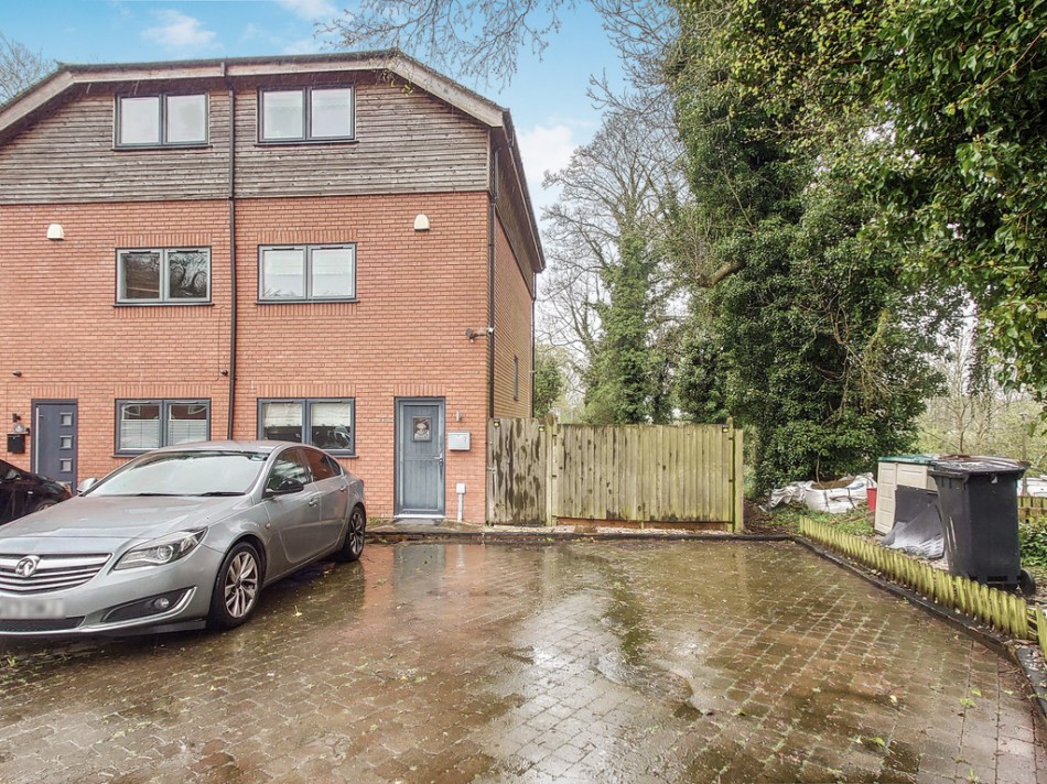 3 bedroom Terraced House SSTC