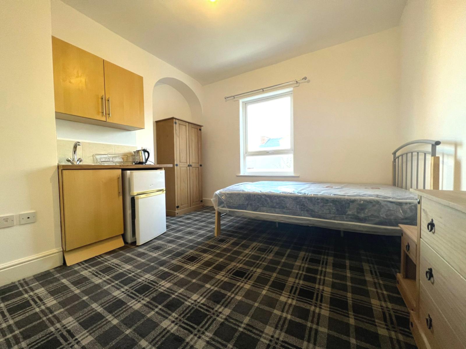 8 bedroom  To Let