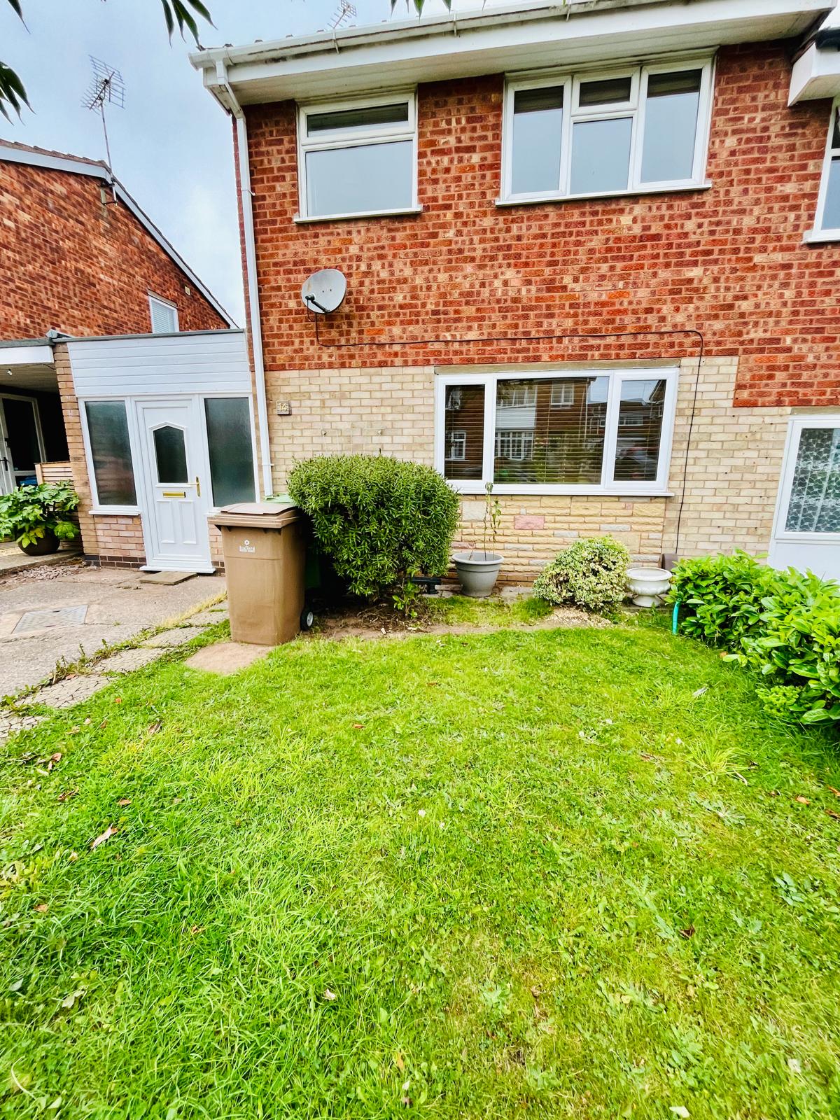 3 bedroom Semi-Detached House To Let