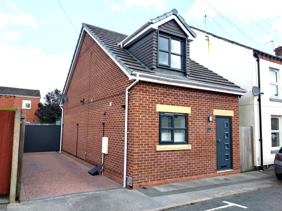 2 bedroom Detached house SSTC