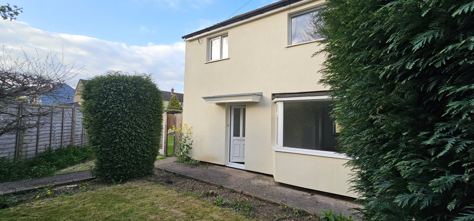 3 bedroom Semi-Detached House To Let