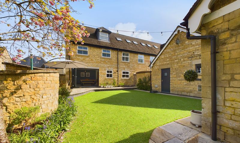 5 bedroom Semi-Detached House SSTC