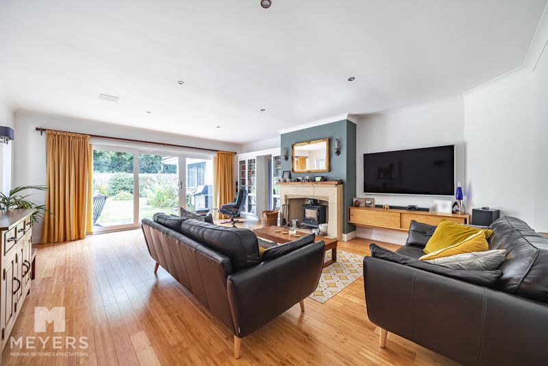 5 bedroom Bungalow For Sale