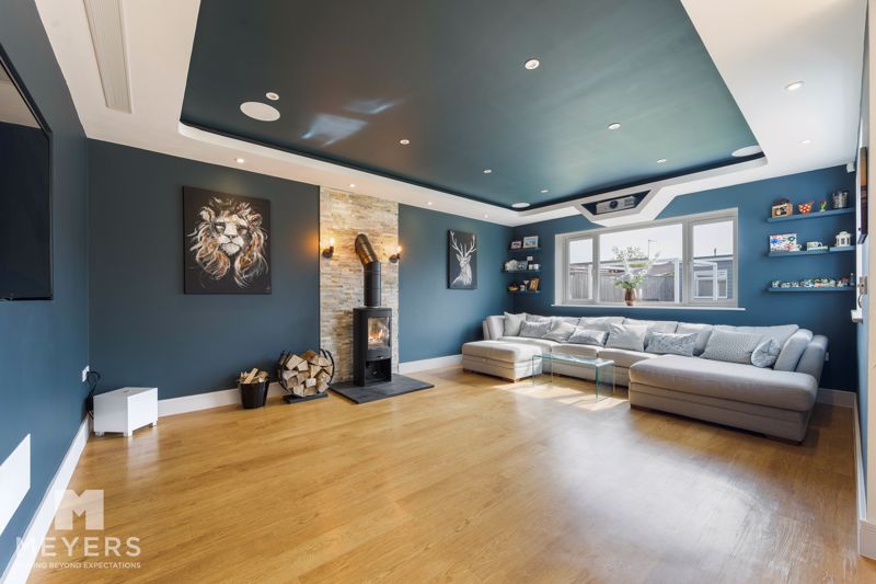 4 bedroom Semi-Detached House Sold