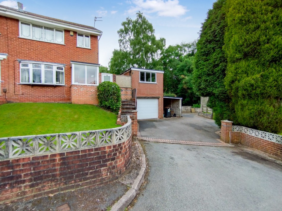 3 bedroom Semi-Detached House SSTC