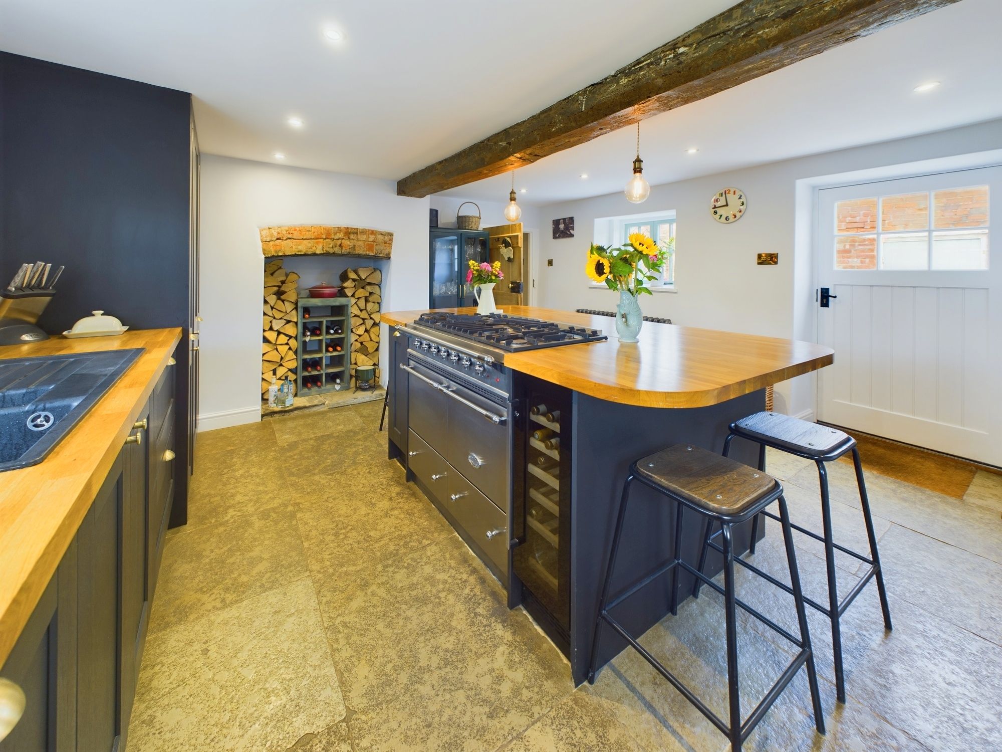 5 bedroom Cottage For Sale