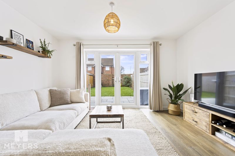 2 bedroom Semi-detached house Sold