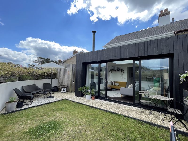 3 bedroom Semi-detached house Sold