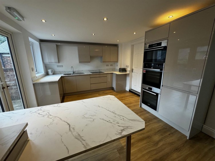 6 bedroom Apartment To Let