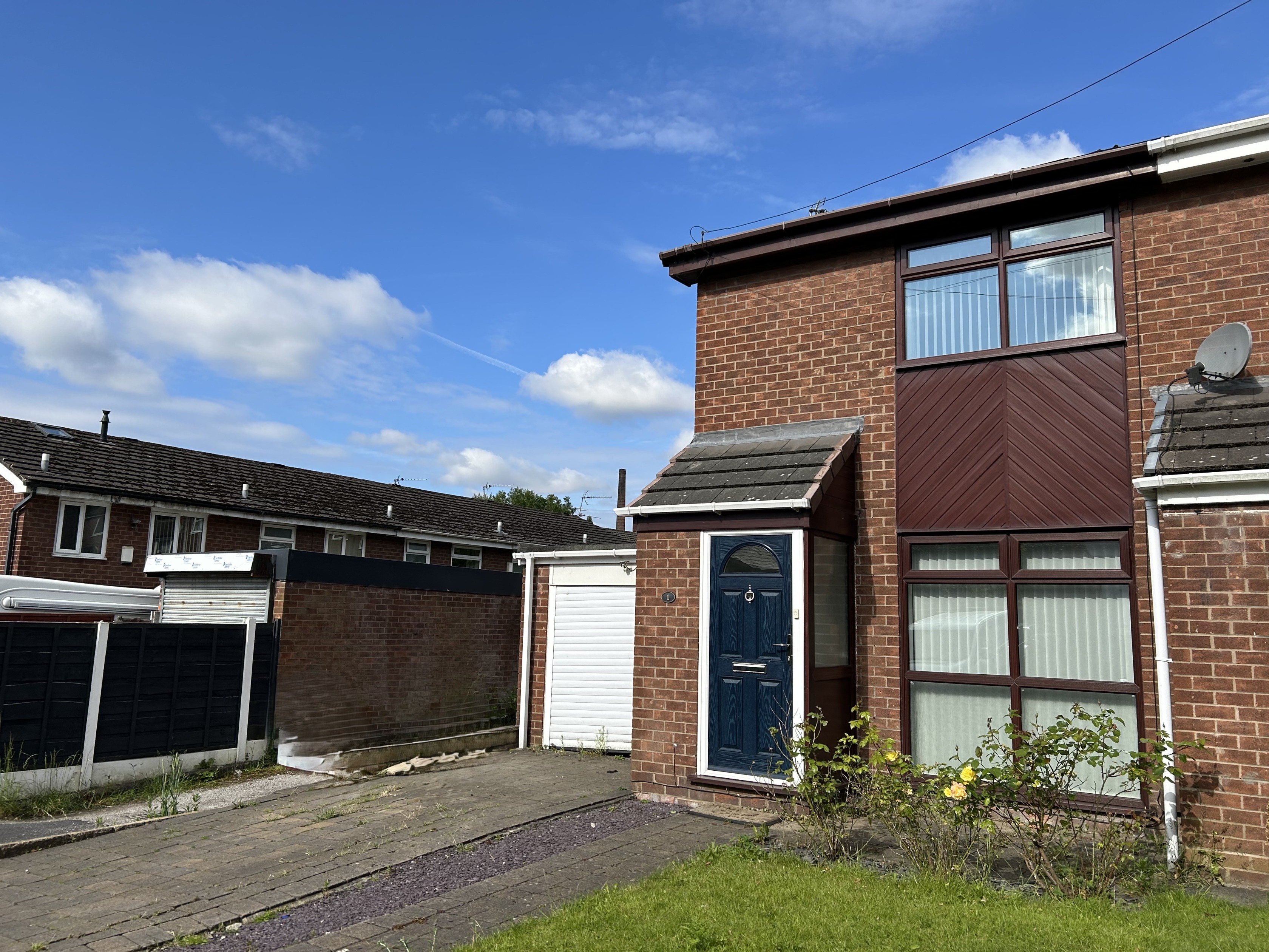 2 bedroom Semi-Detached House To Let