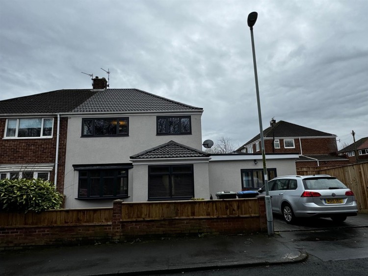 3 bedroom Semi-detached house SSTC
